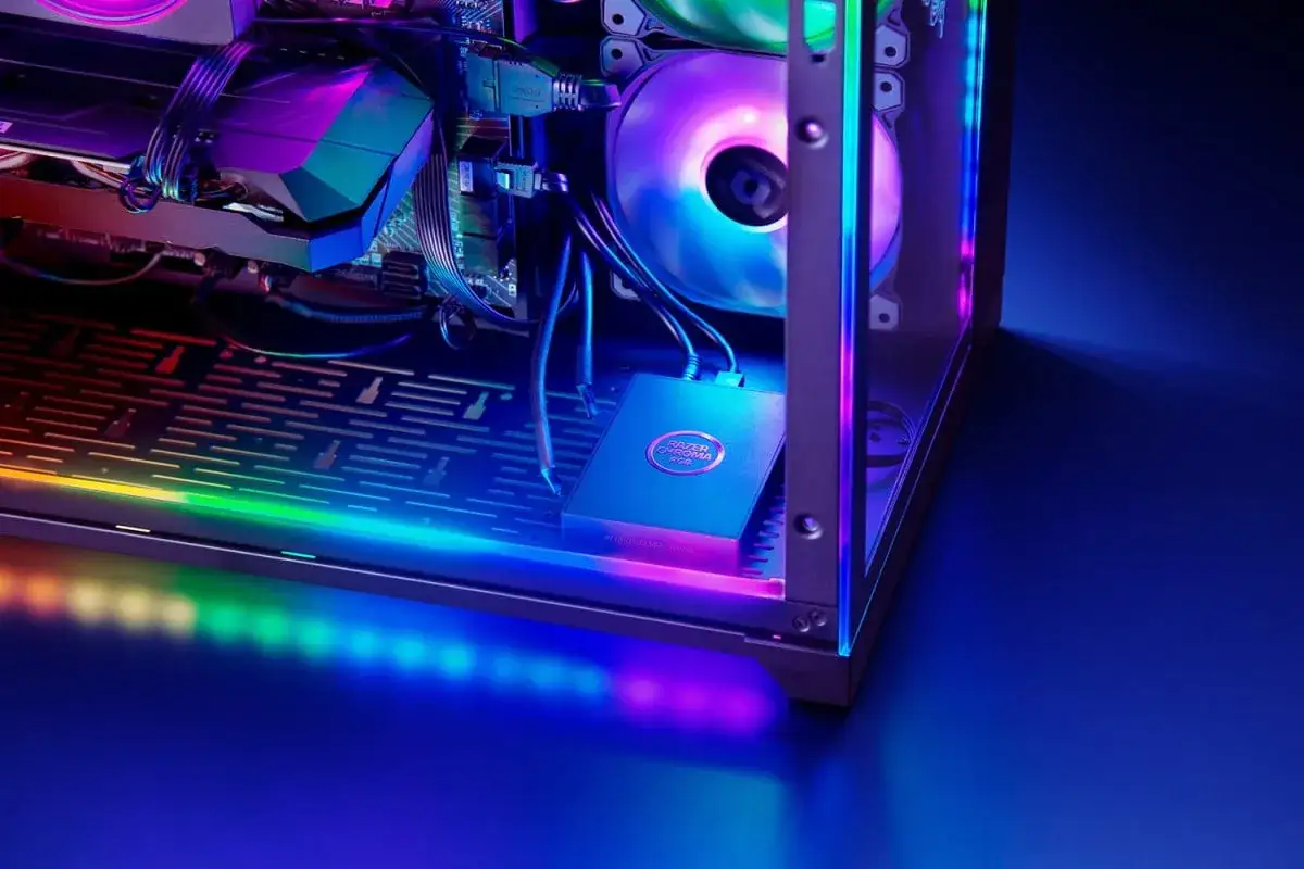 Wnętrze komputera z podświetleniem RGB i ARGB. Widać kartę graficzną, wentylator i kontroler Razer Chroma RGB.