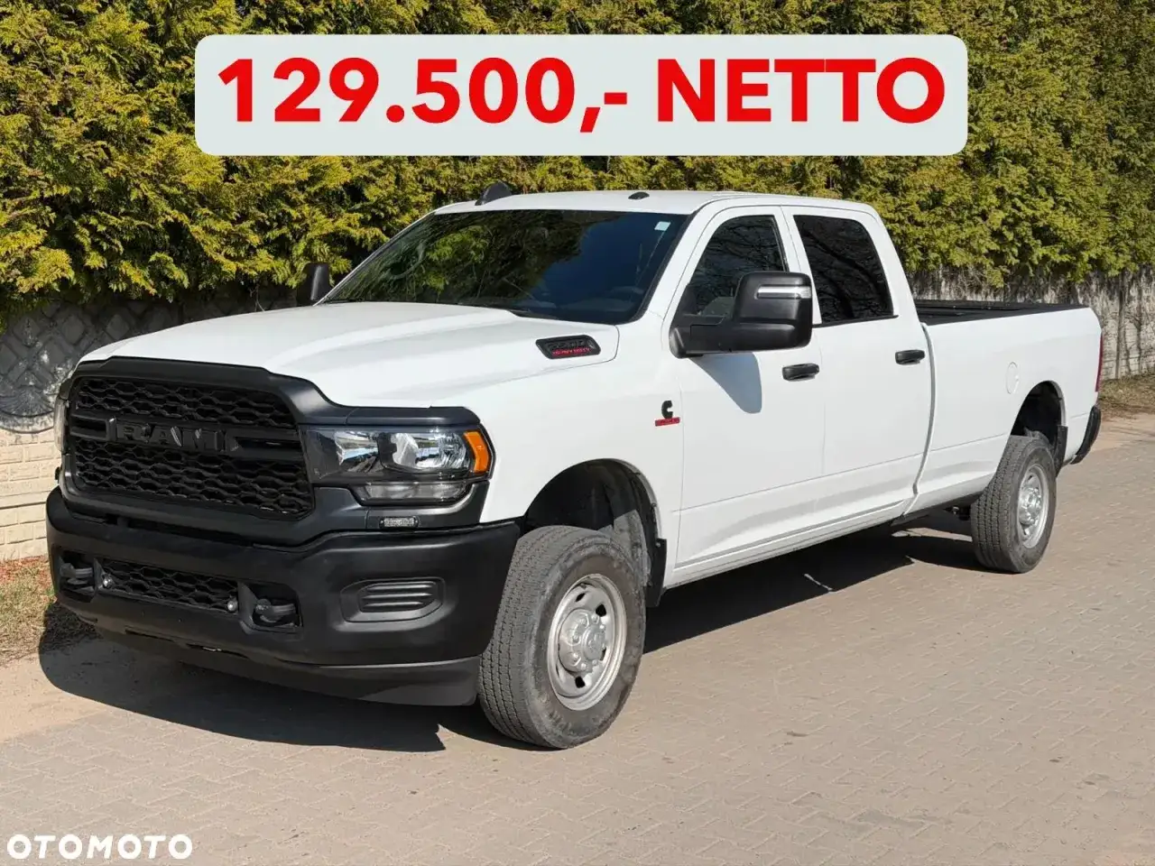 Biały Dodge Ram 2500, gotowy do pracy. Potężny pickup z napisem