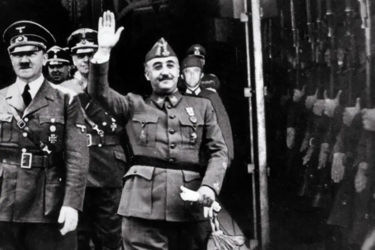 Franco saluda junto a Hitler. Un momento clave de España en la Segunda Guerra Mundial, con soldados aclamando.
