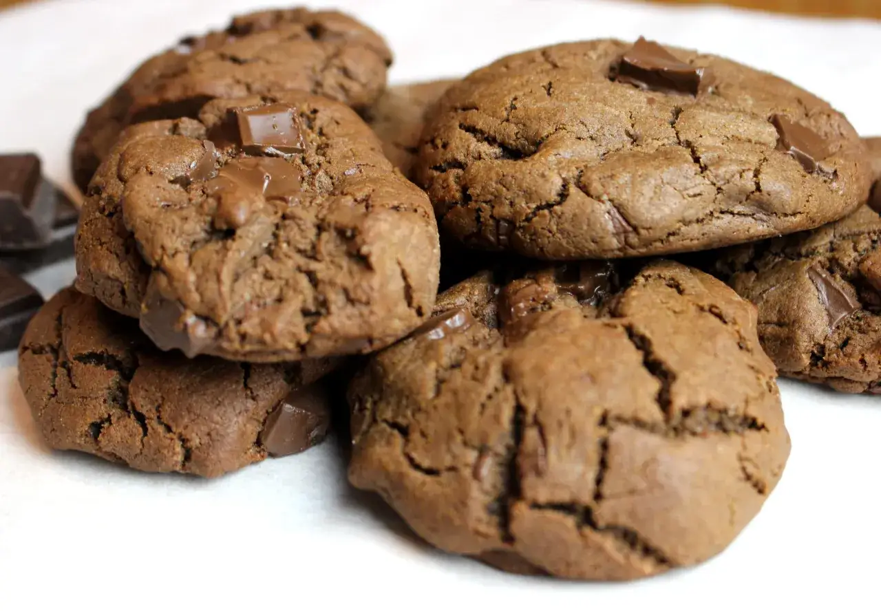 Gros plan sur une pile de d&eacute;licieux cookies sans gluten aux p&eacute;pites de chocolat noir, parfaits pour une pause gourmande.