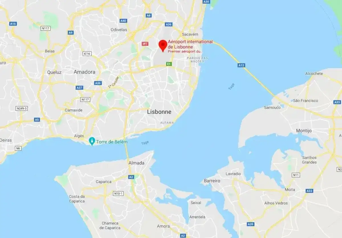 Mapa pokazuje lotniska w Portugalii, ze szczególnym uwzględnieniem międzynarodowego lotniska w Lizbonie nad rzeką Tag.