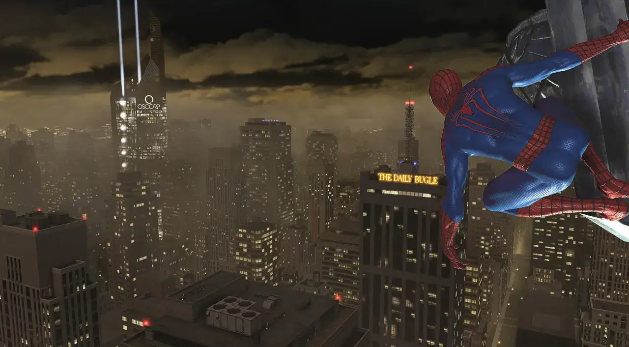 Spider-Man wisi na budynku, obserwując nocne miasto. To scena z gry The Amazing Spider-Man 2.