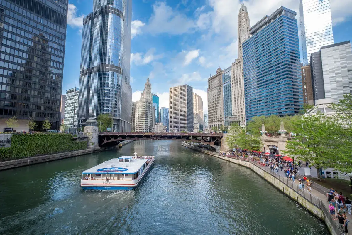 Rejs po rzece Chicago to świetny sposób, by zobaczyć architekturę miasta. Statek wycieczkowy