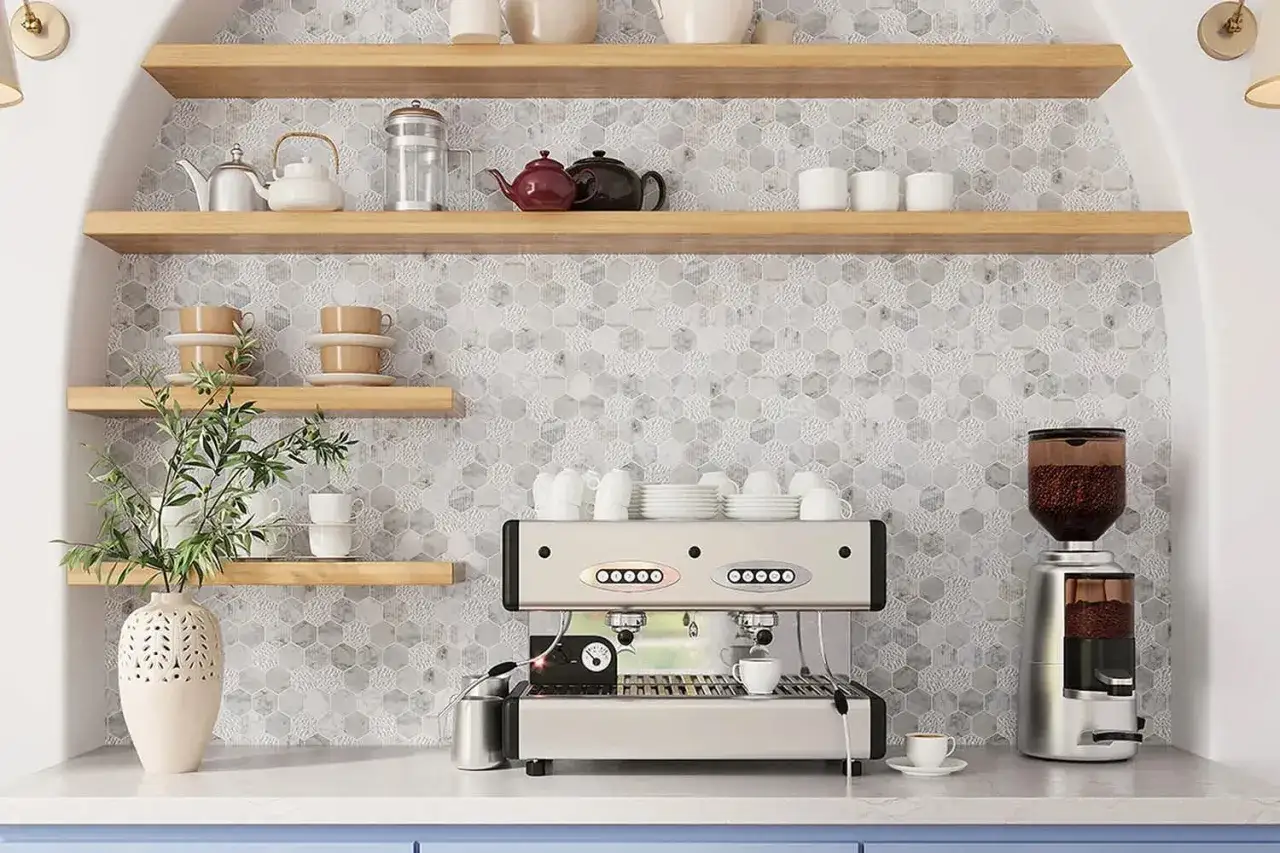 Stilvolle Kaffeebar Ideen: Espressomaschine, Kaffeemühle und dekorative Tassen auf Holzregalen vor Mosaikfliesen.