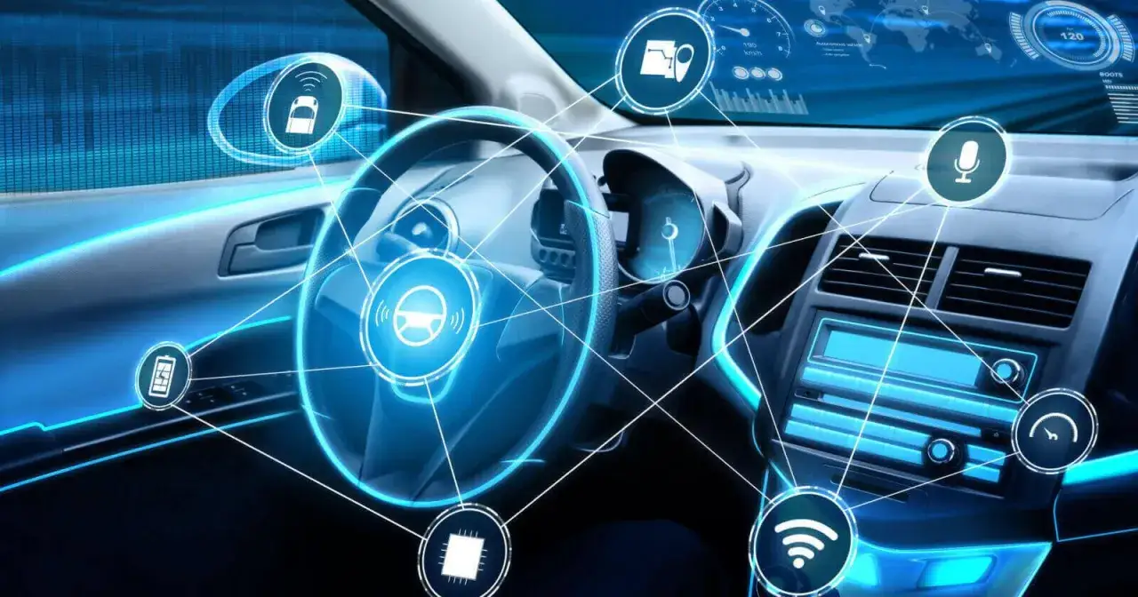 Interior de coche futurista con iconos de tecnología y **ADAS** conectados.