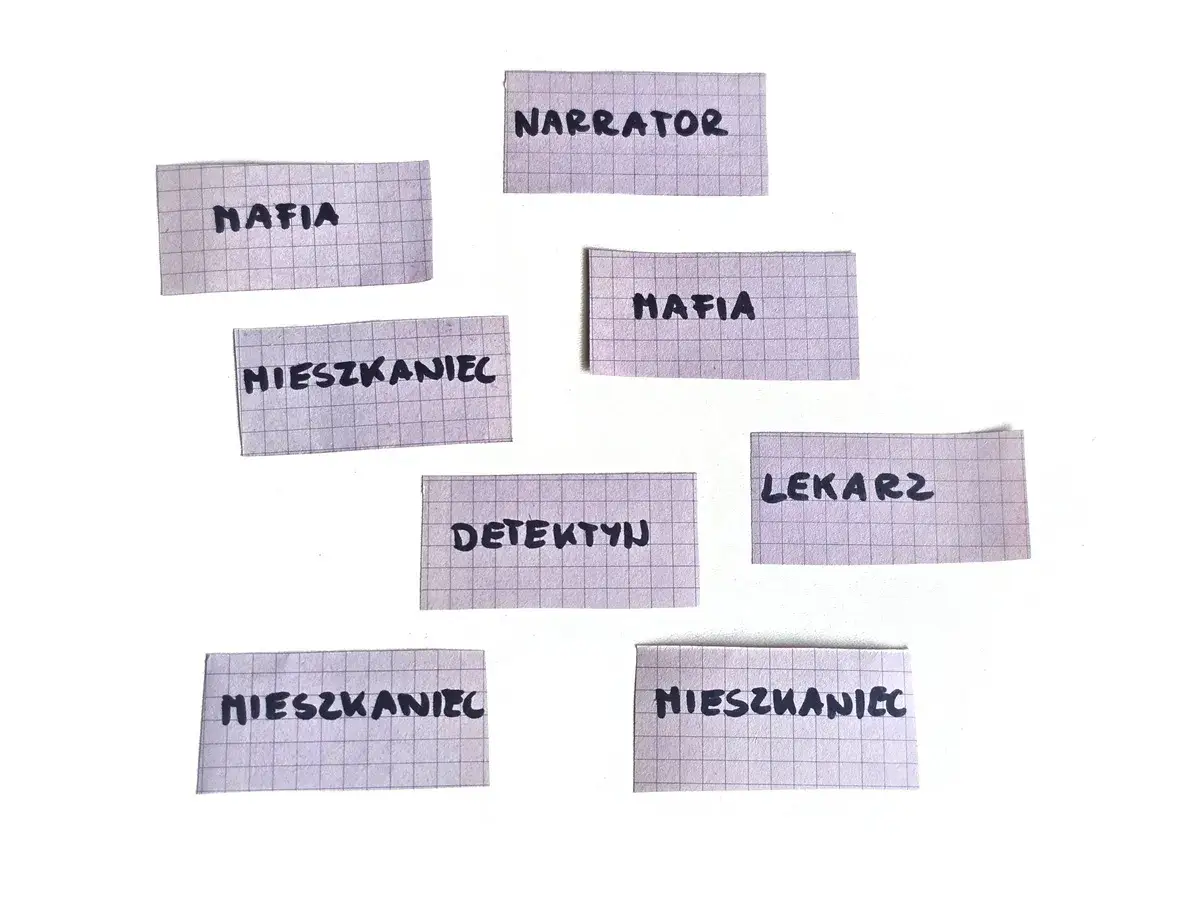 Karty z nazwami ról w grze: Narrator, Mafia, Mieszkaniec, Detektyw, Lekarz. Kto ma jaki **role w mafii**?