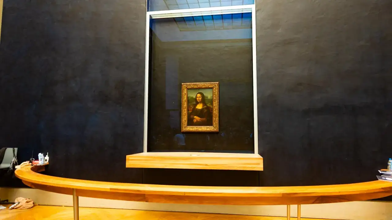 Mona Lisa w Luwrze. Co to za słynny obraz? Tajemniczy uśmiech Giocondy przyciąga tłumy do paryskiego muzeum.