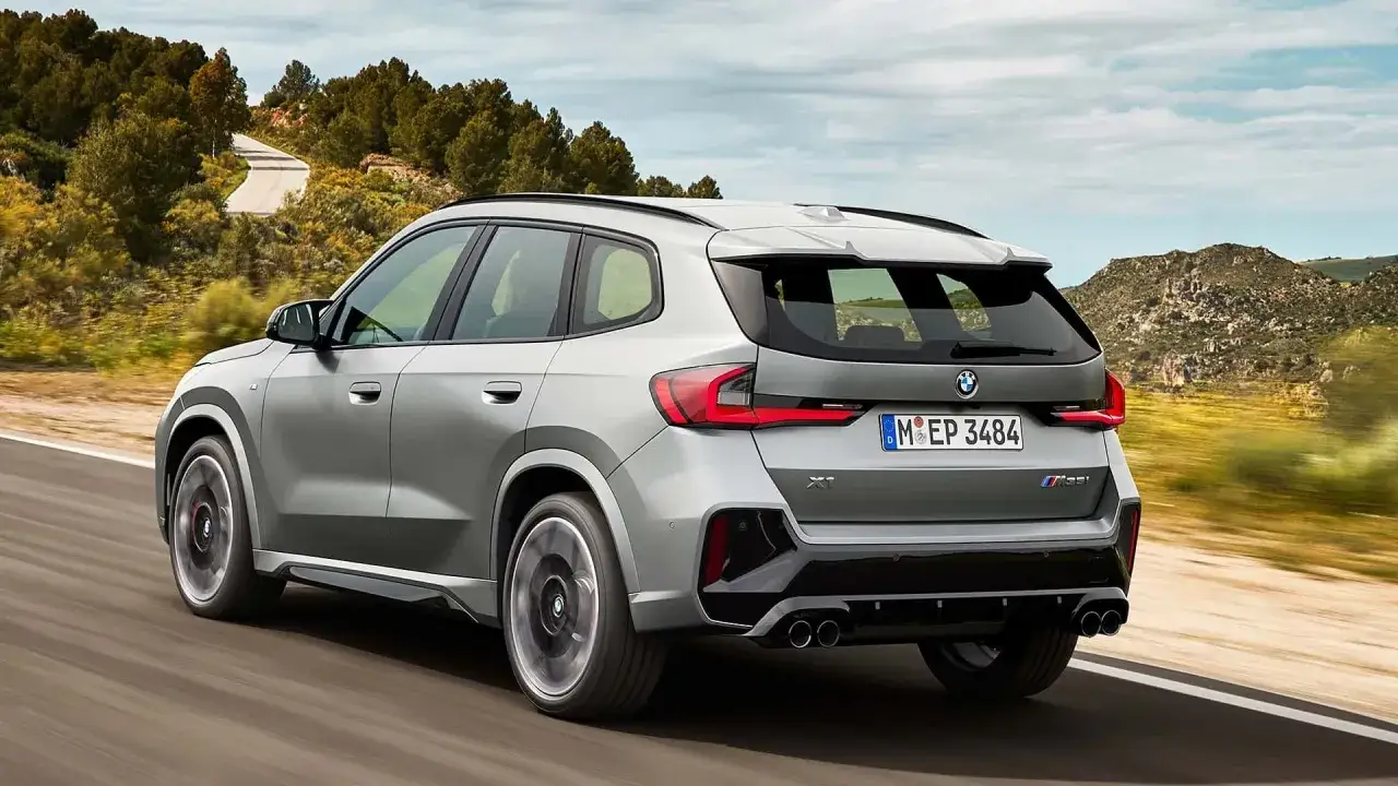 Srebrny BMW X1 M35i jedzie po krętej drodze. Poznaj jego wymiary i możliwości.