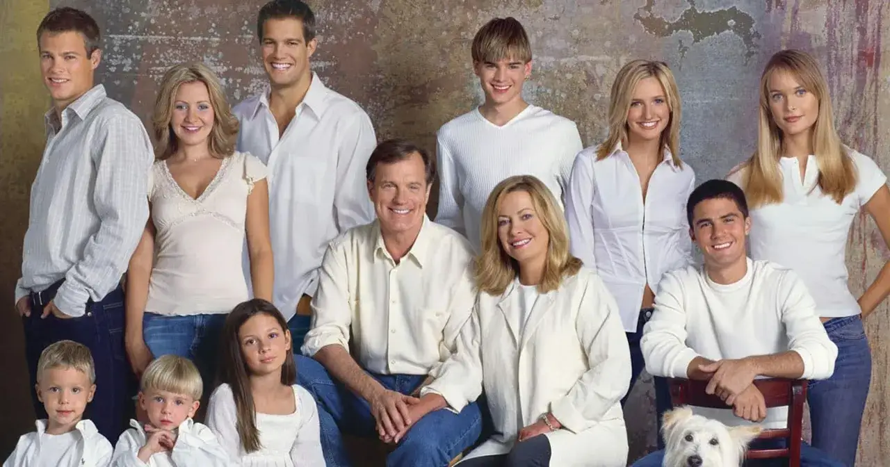 Eine himmlische Familie posiert für ein Foto. Die Eltern und ihre sieben Kinder, von Kleinkindern bis zu jungen Erwachsenen, lächeln in die Kamera.