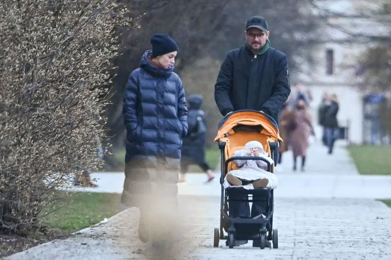 Agnieszka Więdłocha z mężem i dzieckiem na spacerze. Rodzina w wózku spacerowym.