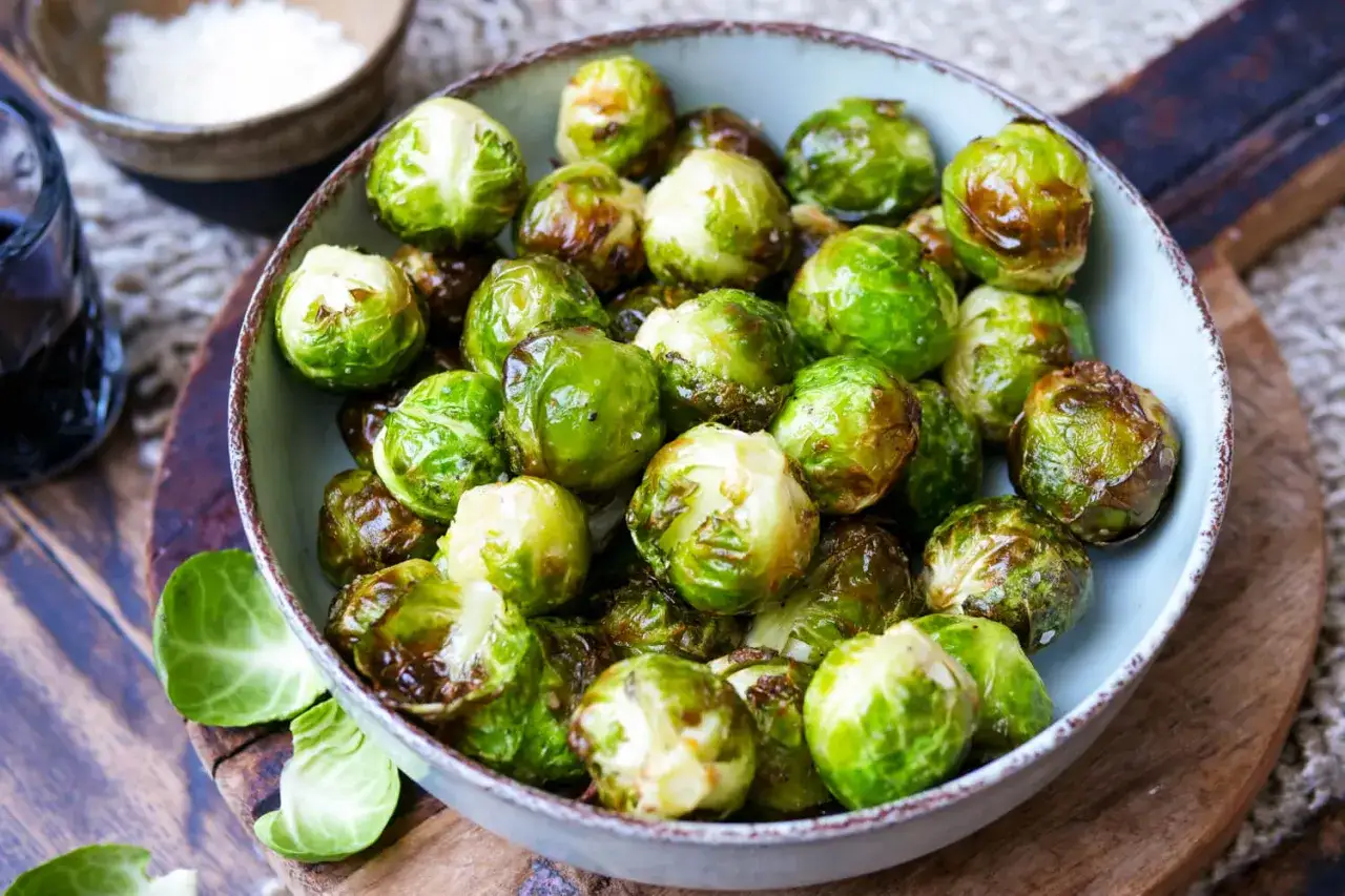Knusprig-brauner Rosenkohl im Airfryer, glasiert und appetitlich in einer Sch&uuml;ssel angerichtet.