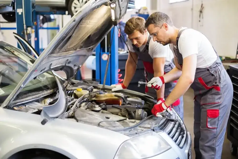 mechanik samochód uszkodzony silnik