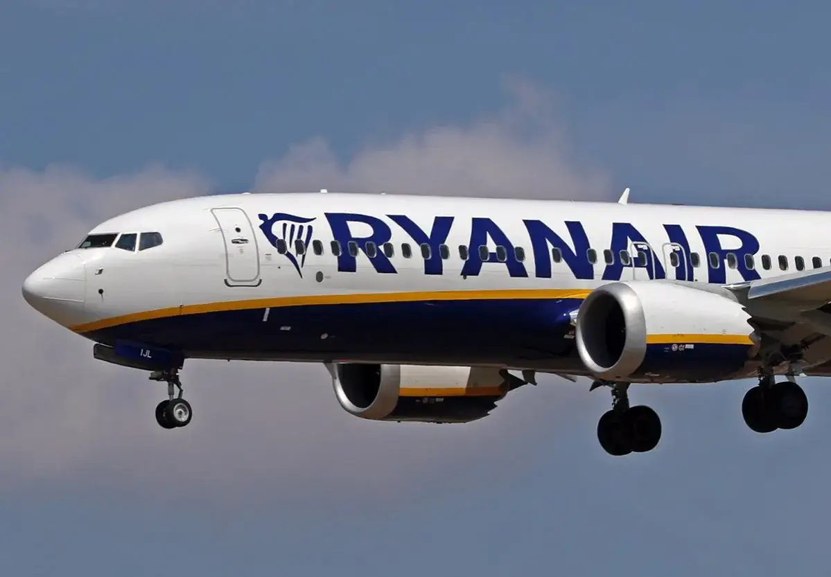 Samolot Ryanair zbliża się do lądowania. Zastanawiasz się, co to jest opłata transakcyjna Ryanair?