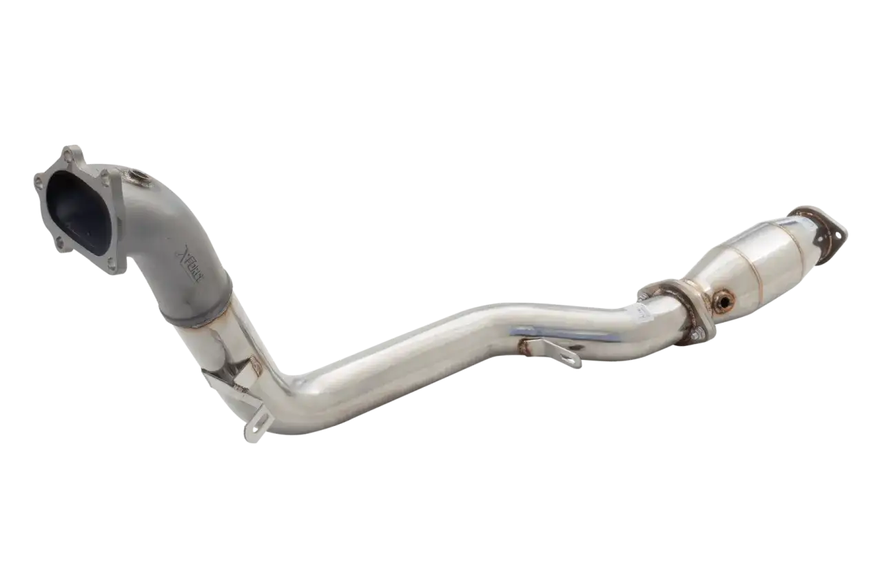 Tubo de escape de acero inoxidable pulido, con un catalizador integrado. Este down pipe es una pieza esencial para mejorar el rendimiento de tu veh&iacute;culo.