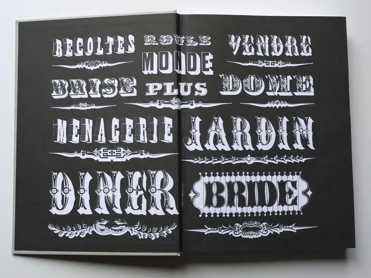 Exemples de titres d'œuvres : Récoltes, Monde, Brise, Menagerie, Diner, Vendre, Dome, Jardin, Bride. Typographie ornementale.