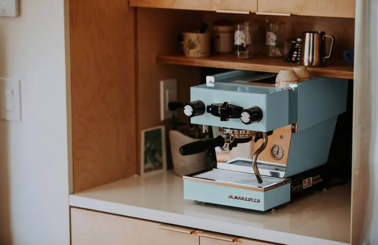 Elegancki, błękitny ekspres do kawy La Marzocco, idealny do domowego espresso. Sprawdź nasz ranking ekspresów do kawy do 2000 zł!