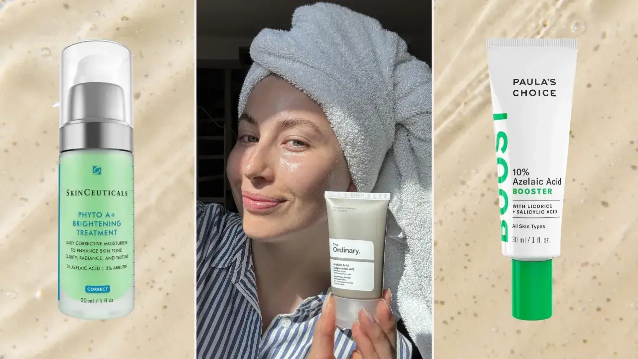 En kvinna med handduk p&aring; huvudet h&aring;ller upp produkter med azelaic acid svenska. En flaska fr&aring;n SkinCeuticals, en tub fr&aring;n The Ordinary och en fr&aring;n Paula's Choice.