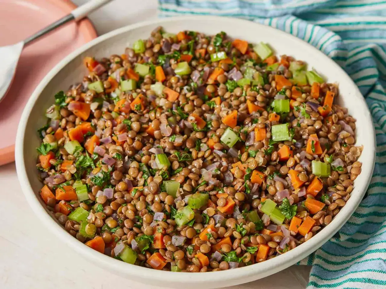 Ein herzhafter Linsensalat mit Karotten, Sellerie und Petersilie. Ein einfaches und gesundes linsensalat rezept.