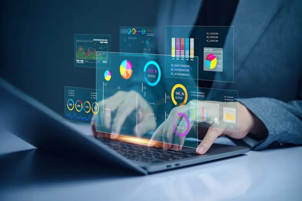 Manos sobre portátil, analizando datos con gráficos y porcentajes. El programa Sage 50 ayuda a visualizar el rendimiento.