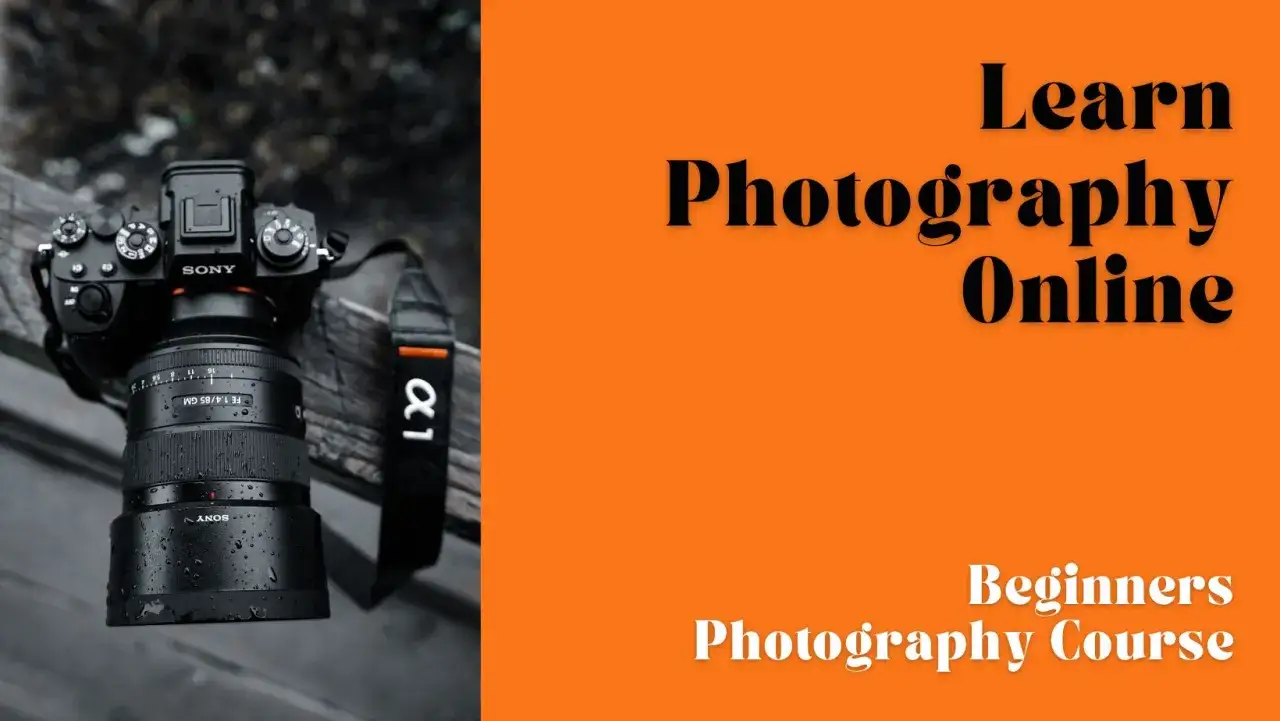 Aparat Sony z obiektywem na drewnianej ławce. Napis: Learn Photography Online, Beginners Photography Course. Idealny kurs fotografii online za darmo dla początkujących.