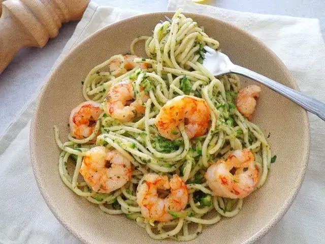 spaghetti z cukinii z krewetkami