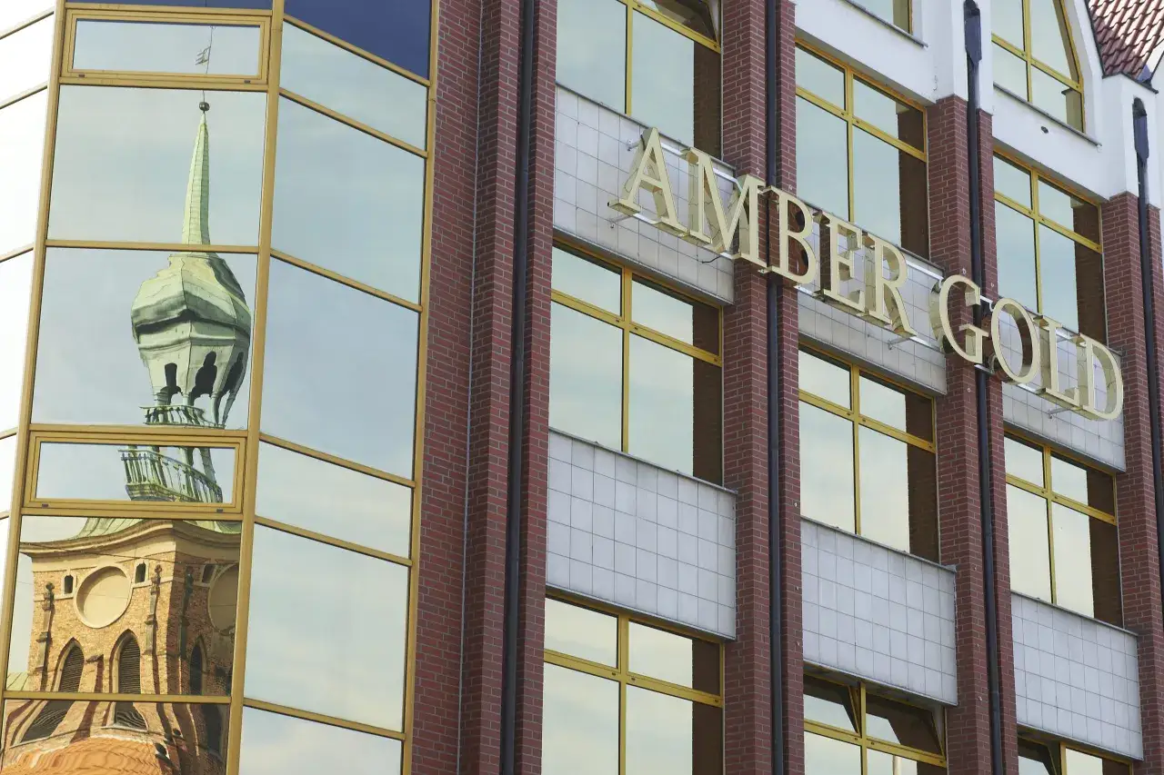 Budynek Amber Gold z odbiciem kościoła w szybach. Czy to symbol piramidy finansowej?