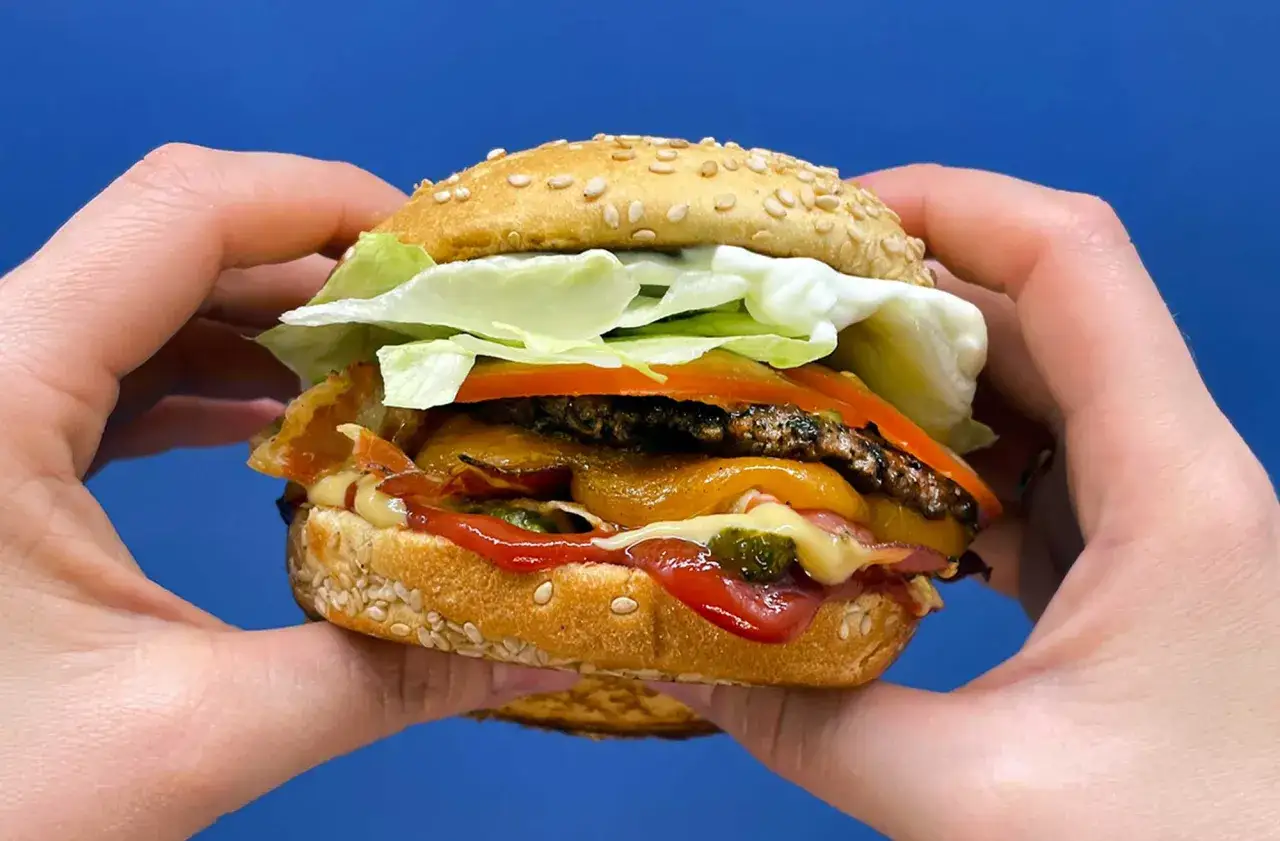 Five Guys hamburger personalizzato con topping