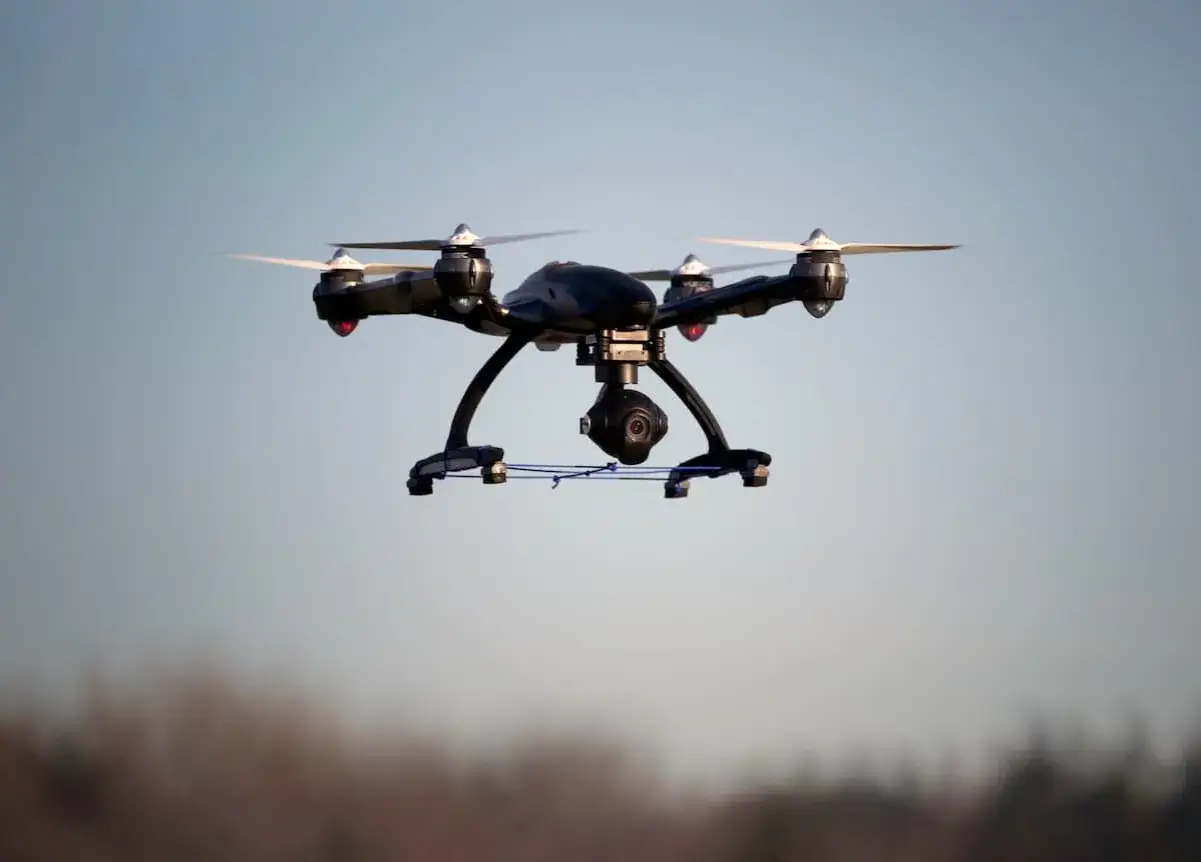 Czarny dron z kamerą w locie. Zastanawiasz się, po jakim czasie przychodzi mandat z drona?