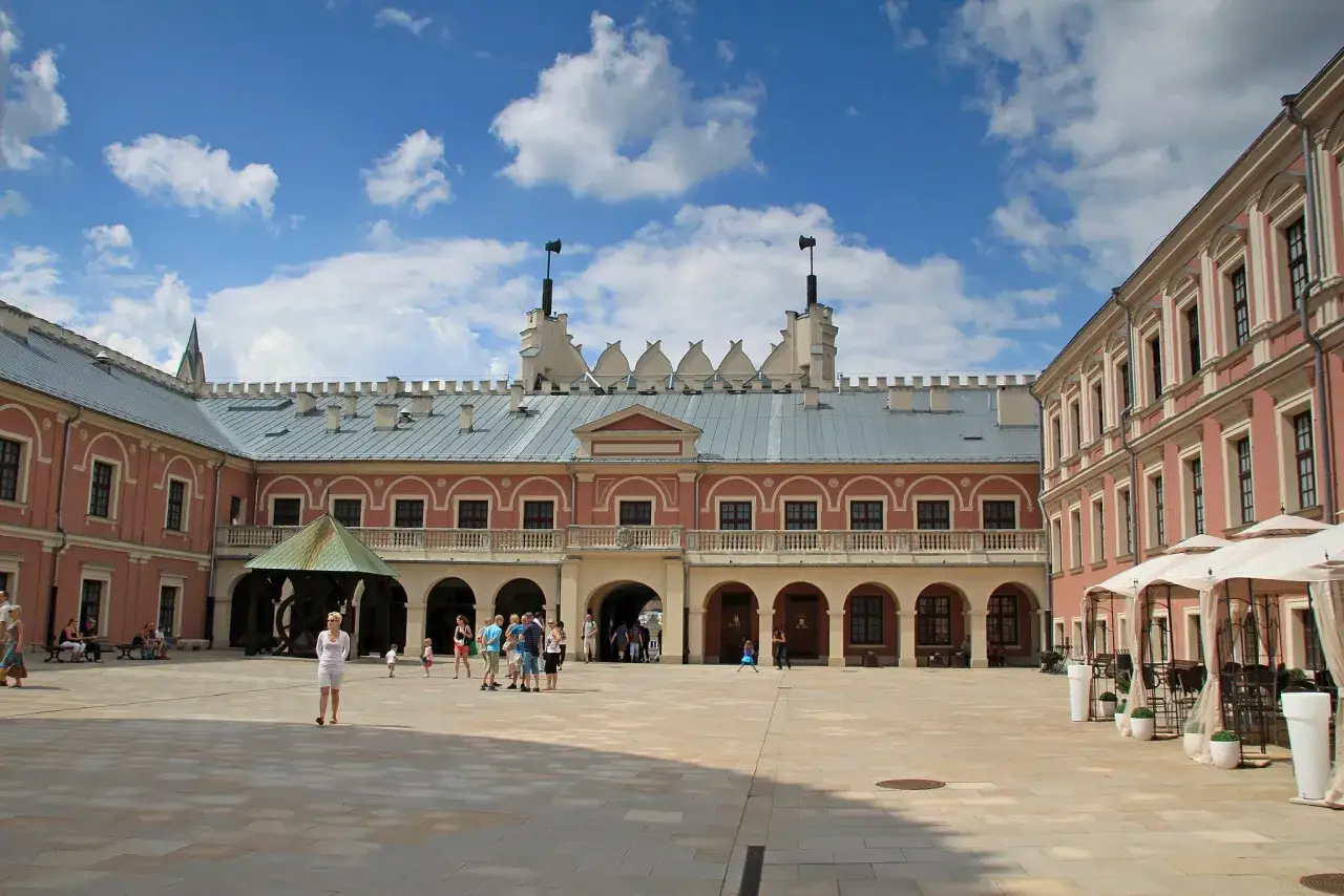Dziedziniec Zamku Lubelskiego, gdzie zwiedzanie za darmo przyciąga turystów. Wspaniała architektura i błękitne niebo.