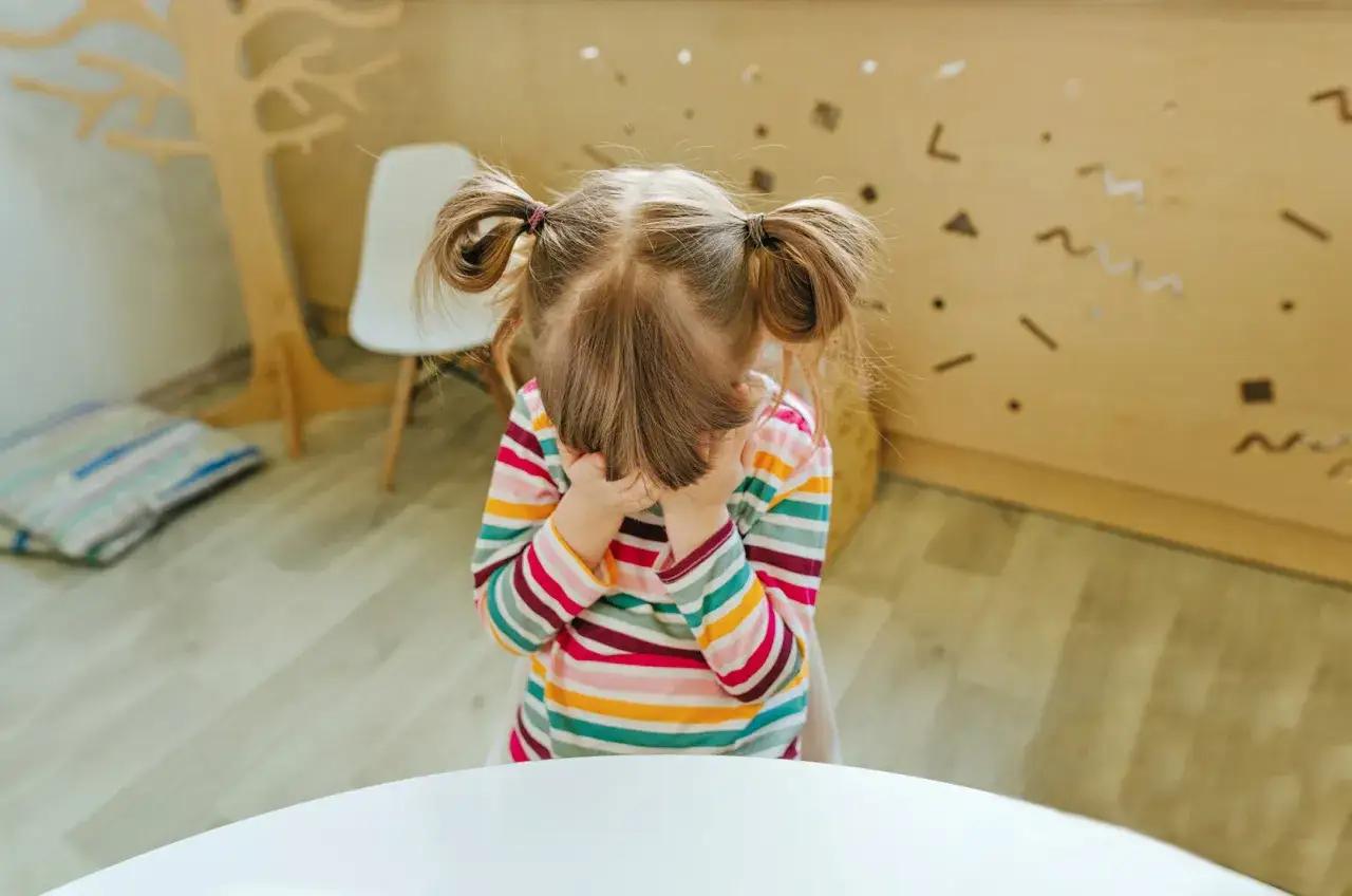 dziecko spokojnie bawiące się w przedszkolu vs dziecko płaczące przy rozstaniu