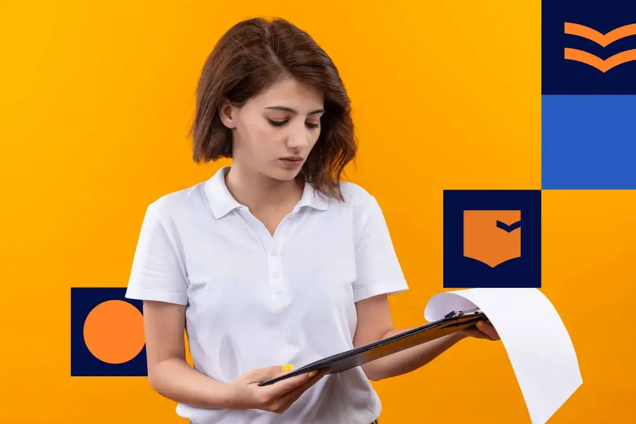 Młoda kobieta z tablicą w ręku zastanawia się, czy zeby isc na studia trzeba miec mature.