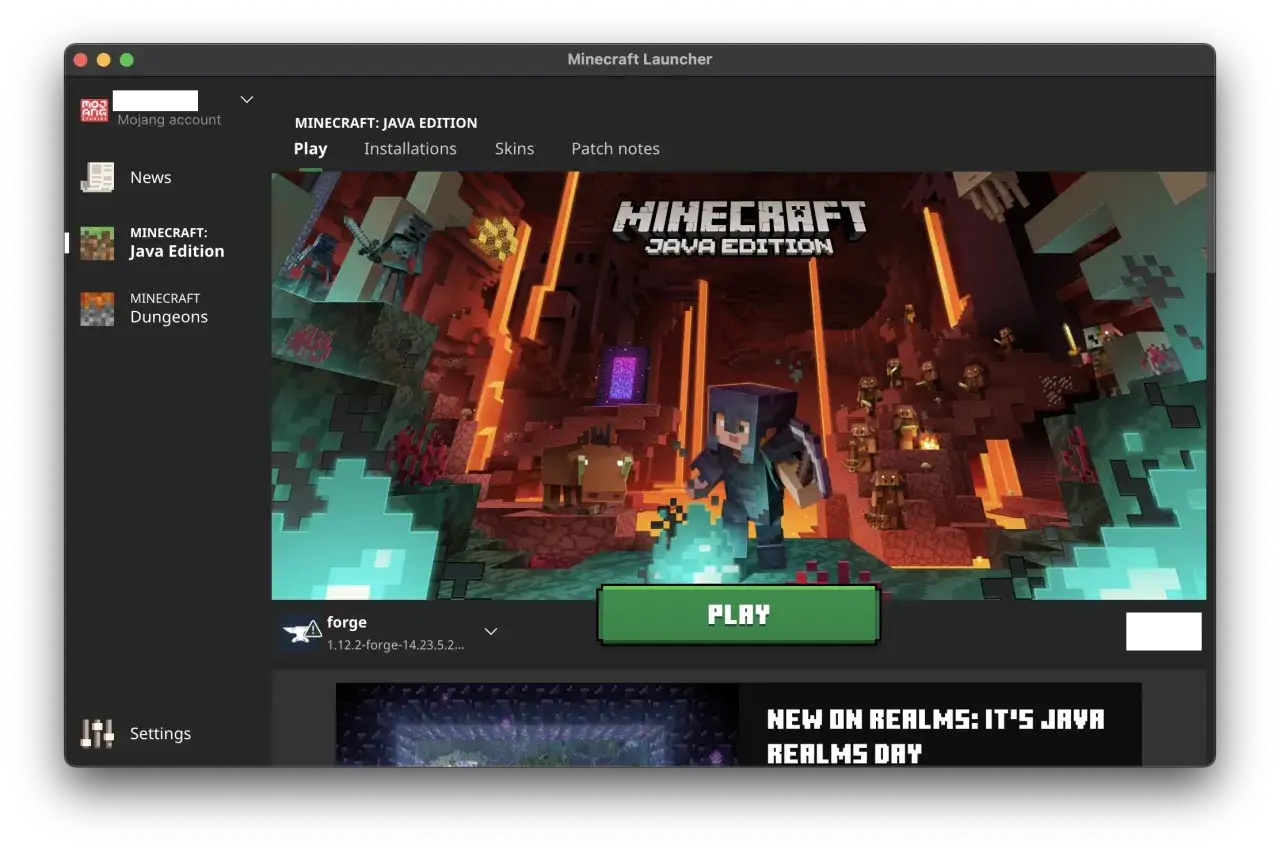 Minecraft Launcher z grą Minecraft: Java Edition. W tle widać postać gracza w Netherze. Najnowsza wersja gry jest gotowa do uruchomienia.
