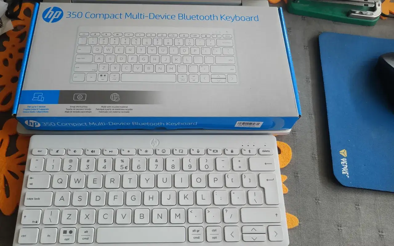 Biała, kompaktowa klawiatura HP 350 Multi-Device Bluetooth, z układem klawiatury QWERTY, idealna do pracy na wielu urządzeniach.