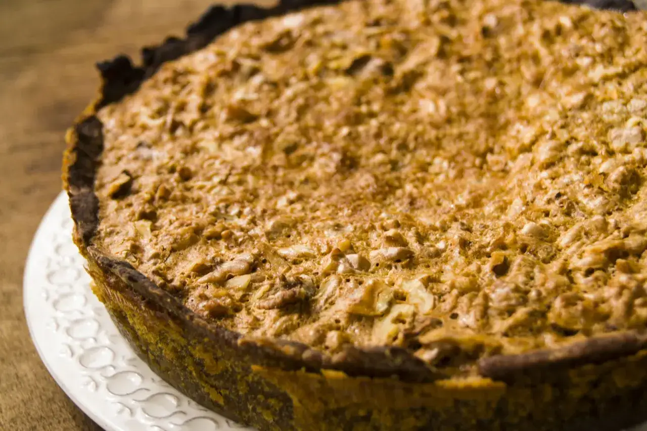 Tarta de nueces dorada y crujiente, lista para ser disfrutada.
