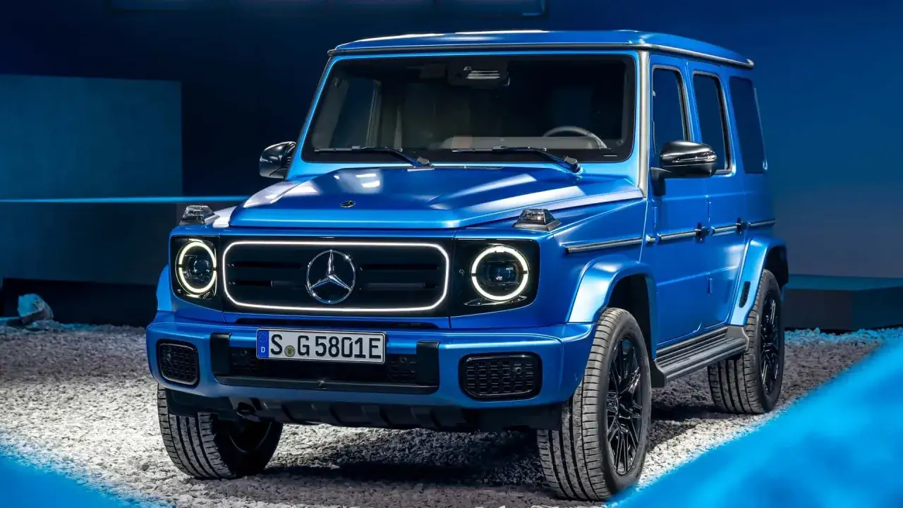 Niebieski Mercedes G Klasa z nowoczesnymi światłami LED. Sprawdź, jaka jest jego mercedes g klasa cena i możliwości.