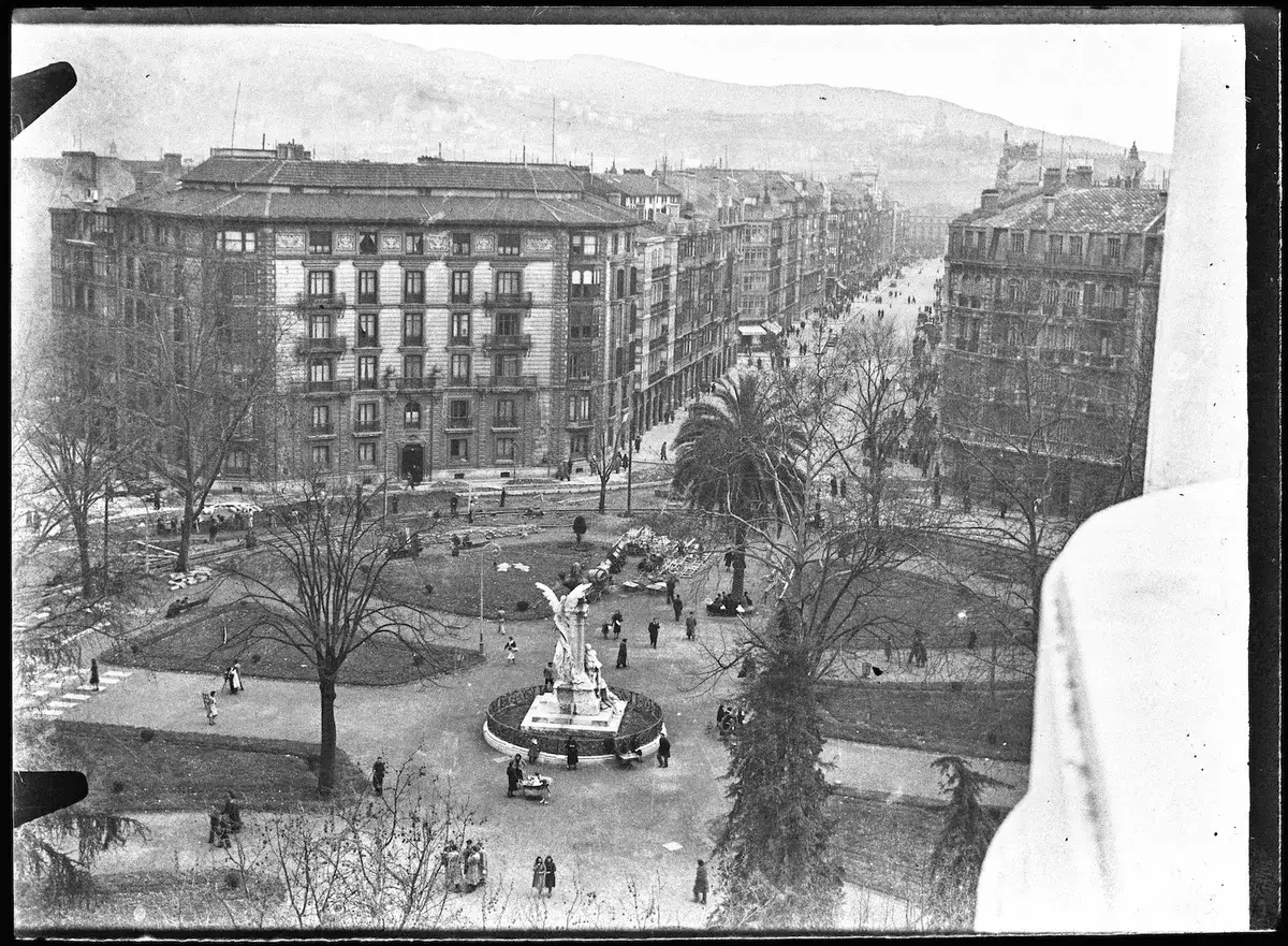 Vista a&eacute;rea de la plaza Federico Moy&uacute;a en Bilbao, con edificios hist&oacute;ricos y gente paseando.