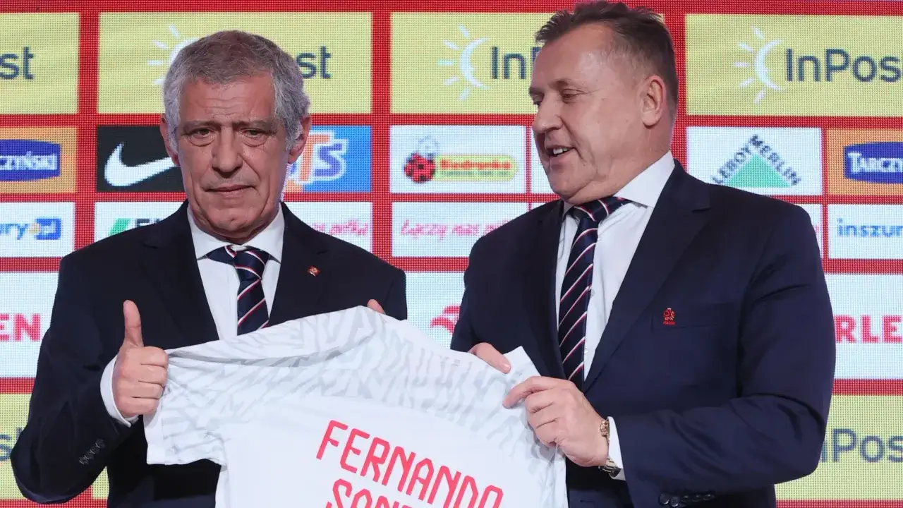 Fernando Santos, portugalski trener polski, prezentuje koszulkę z własnym nazwiskiem.