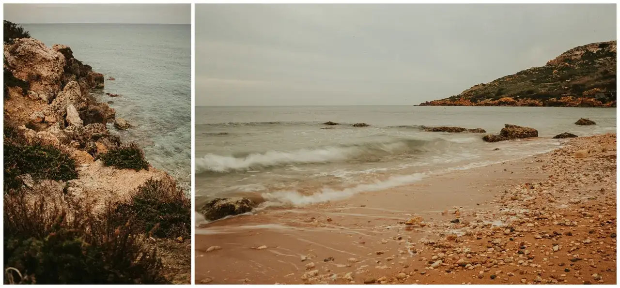 Malta w styczniu: pogoda jest pochmurna, fale delikatnie rozbijają się o kamienistą plażę i skaliste wybrzeże.