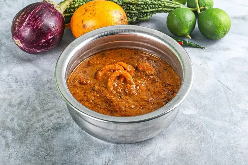 składniki do domowej pasty curry w proszku: imbir, czosnek, limonka, olej, curry w proszku