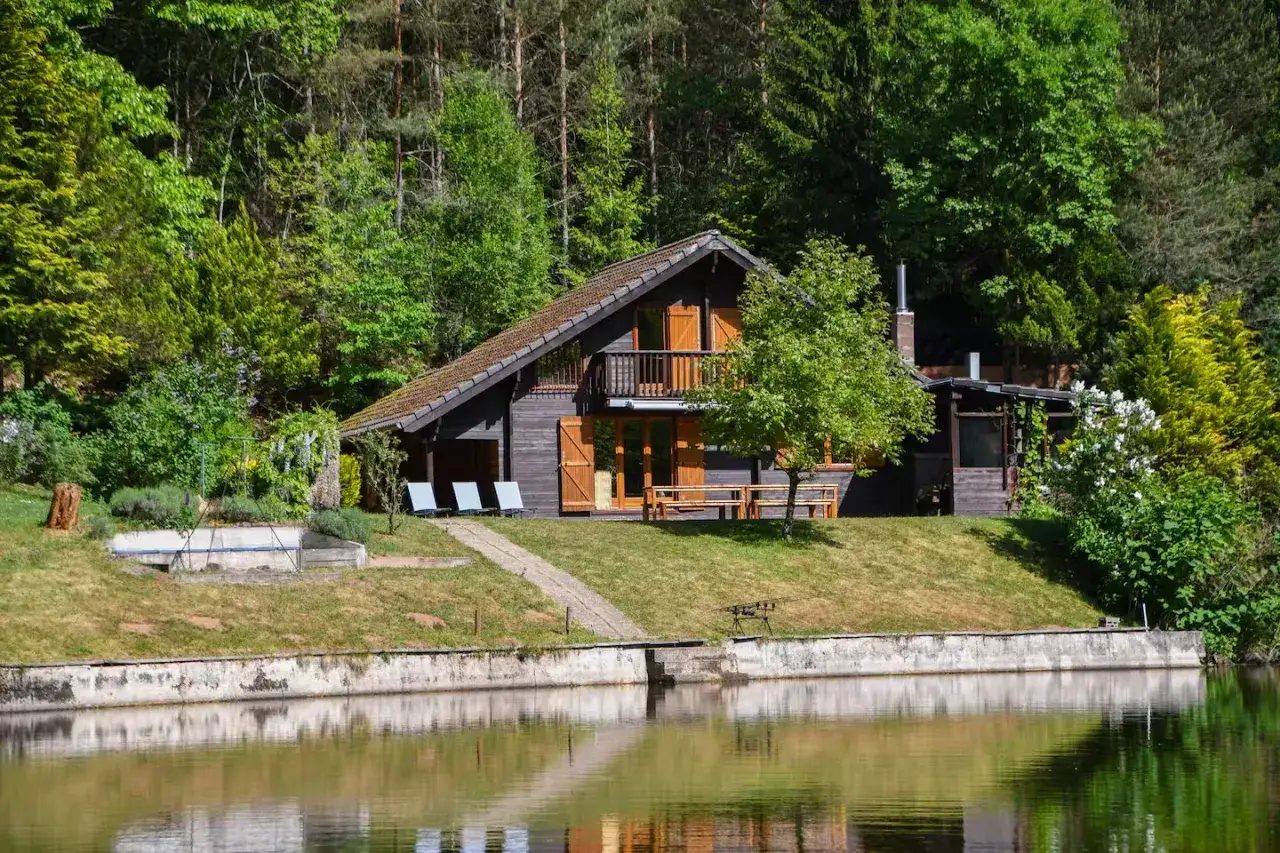 Location chalet avec &eacute;tang p&ecirc;che priv&eacute; en Alsace. Un havre de paix au bord de l'eau, entour&eacute; de verdure.