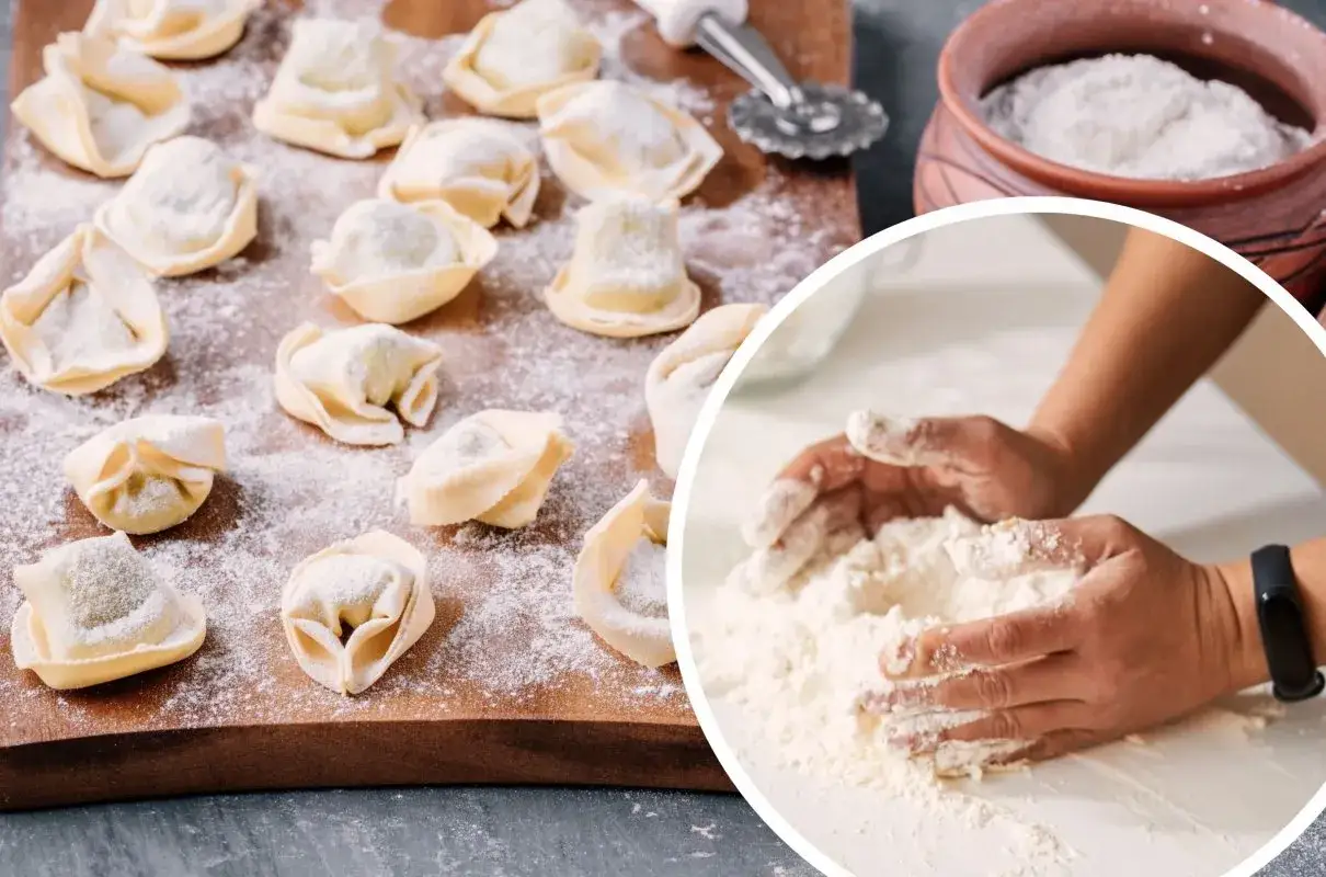 Ręce mieszają mąkę, przygotowując ciasto na pierogi. Na desce leżą gotowe pierożki, posypane mąką.
