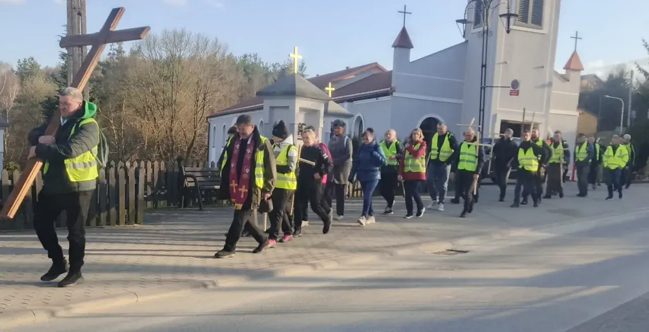 Procesja z krzyżem przed kościołem. Warto należeć do wspólnoty parafialnej, bo takie grupy i ruchy budują więzi.
