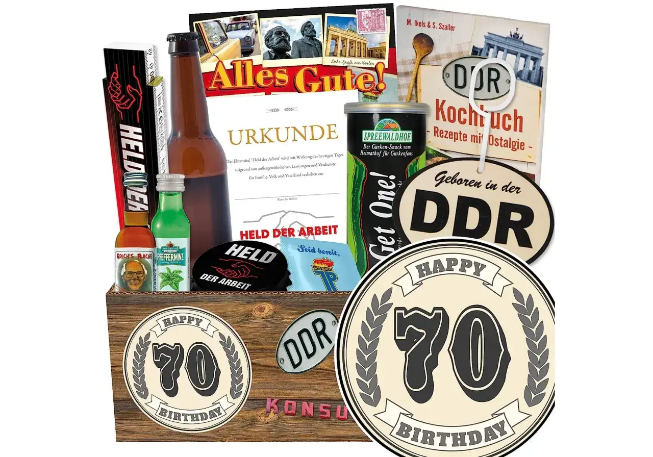 Ein Geschenk-Set zum 70. Geburtstag f&uuml;r einen Mann mit DDR-Motiven, Bier, Schnaps und einer Urkunde 