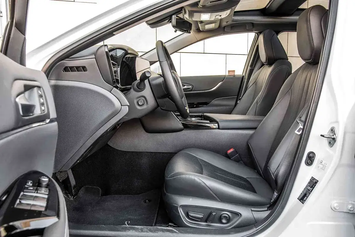 Wnętrze Toyoty Mirai. Skórzane fotele, nowoczesna deska rozdzielcza. Zastanawiasz się nad zakupem? Sprawdź, jaka jest toyota mirai cena.