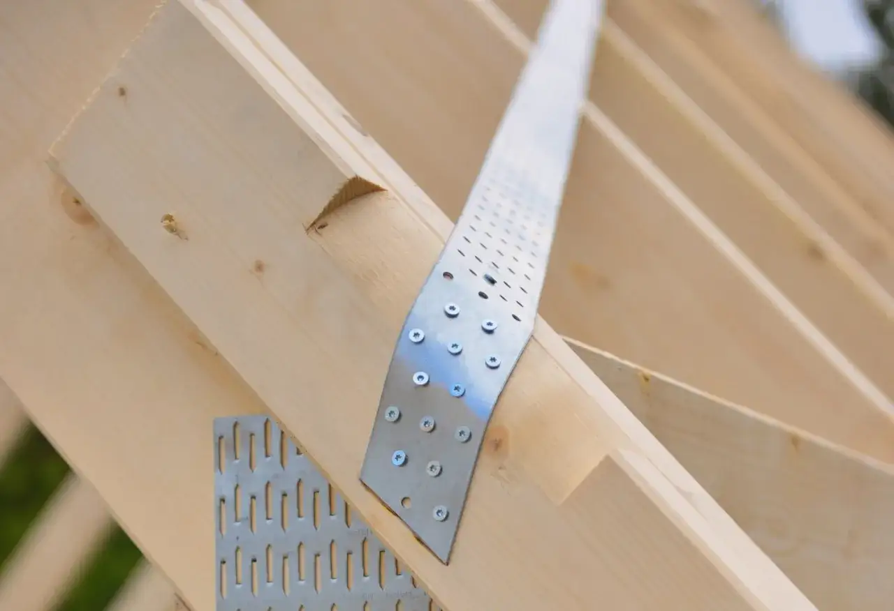 Holzbalken eines Dachstuhls mit Metallverbindern für die Pfettendach Aussteifung.