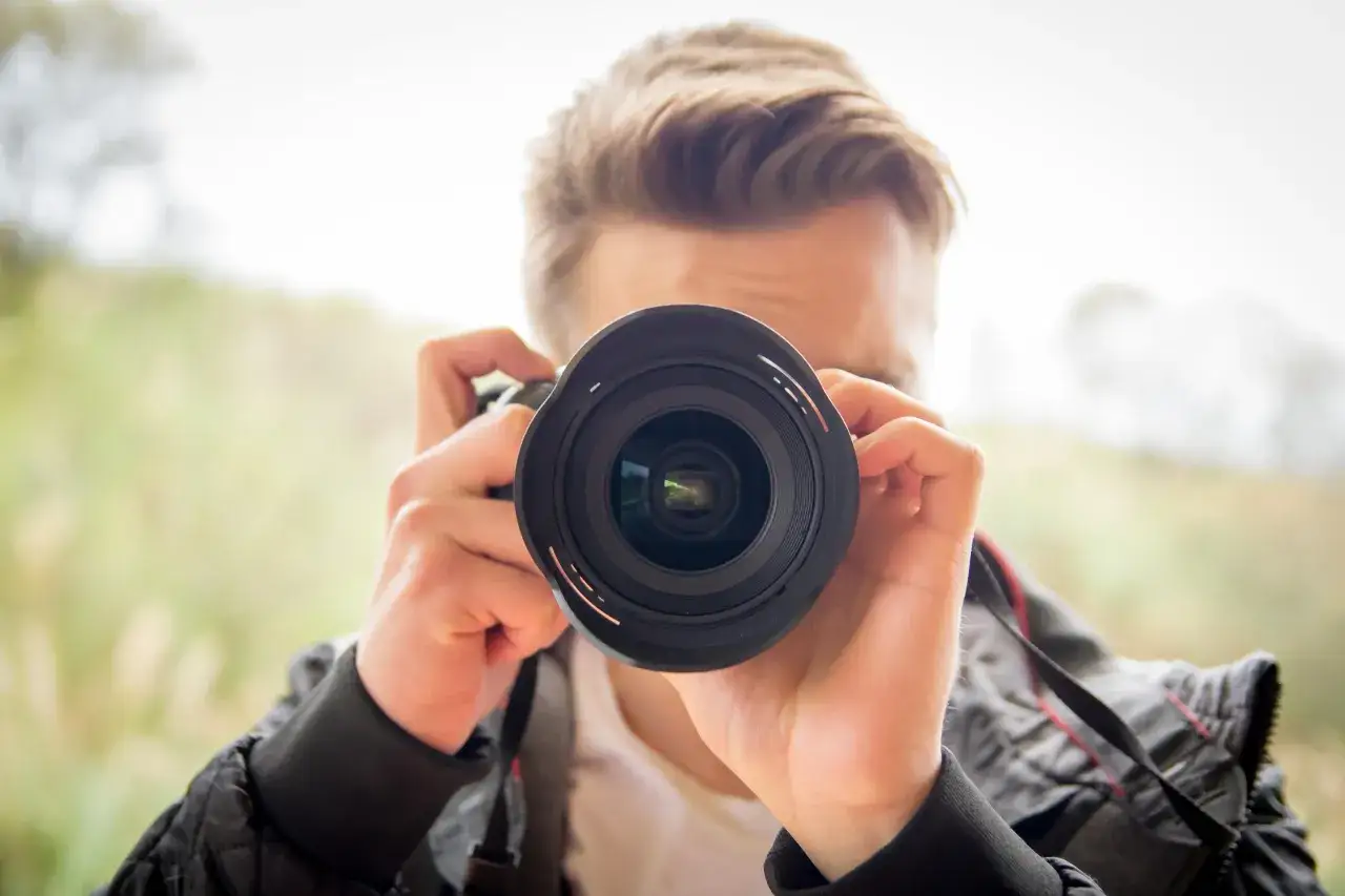 początkujący fotograf z lustrzanką w plenerze