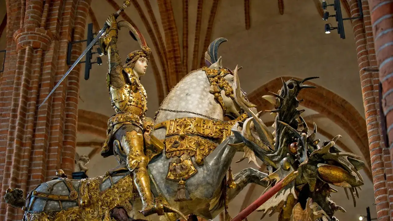 St. Göran och draken, en ikonisk skulptur i Storkyrkan, cathedral stockholm. Riddaren i gyllene rustning kämpar mot ett fasansfullt odjur.