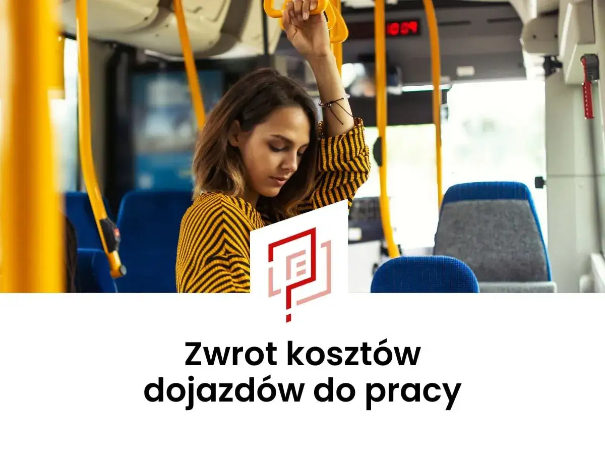 Kobieta w żółto-czarnej bluzce trzyma się poręczy w autobusie. Tekst poniżej informuje o zwrocie kosztów dojazdów do pracy.