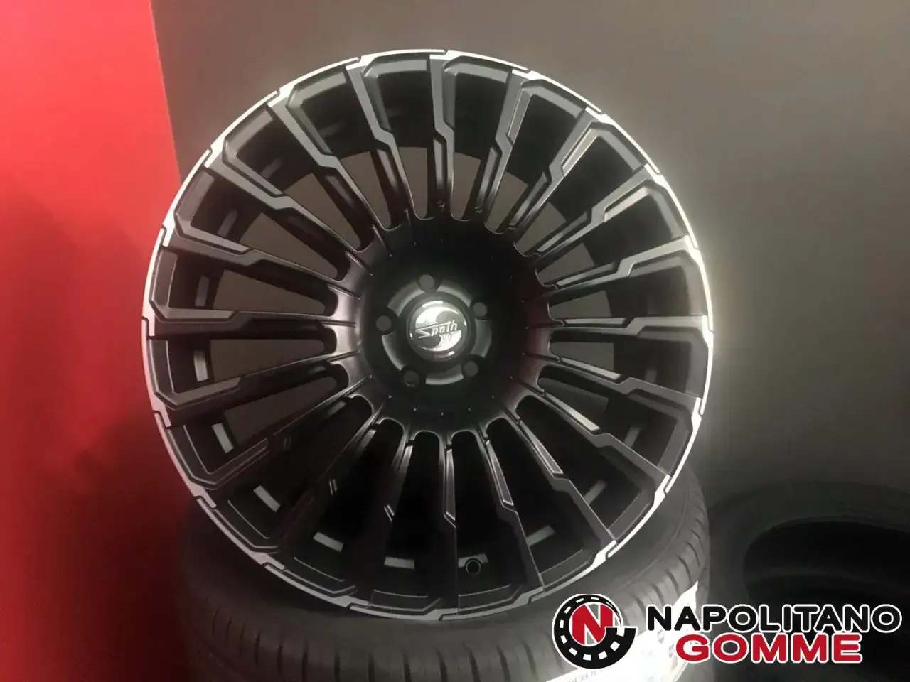 Cerchi in lega neri con dettagli diamantati, perfetti per dare un look aggressivo alla tua Range Rover.