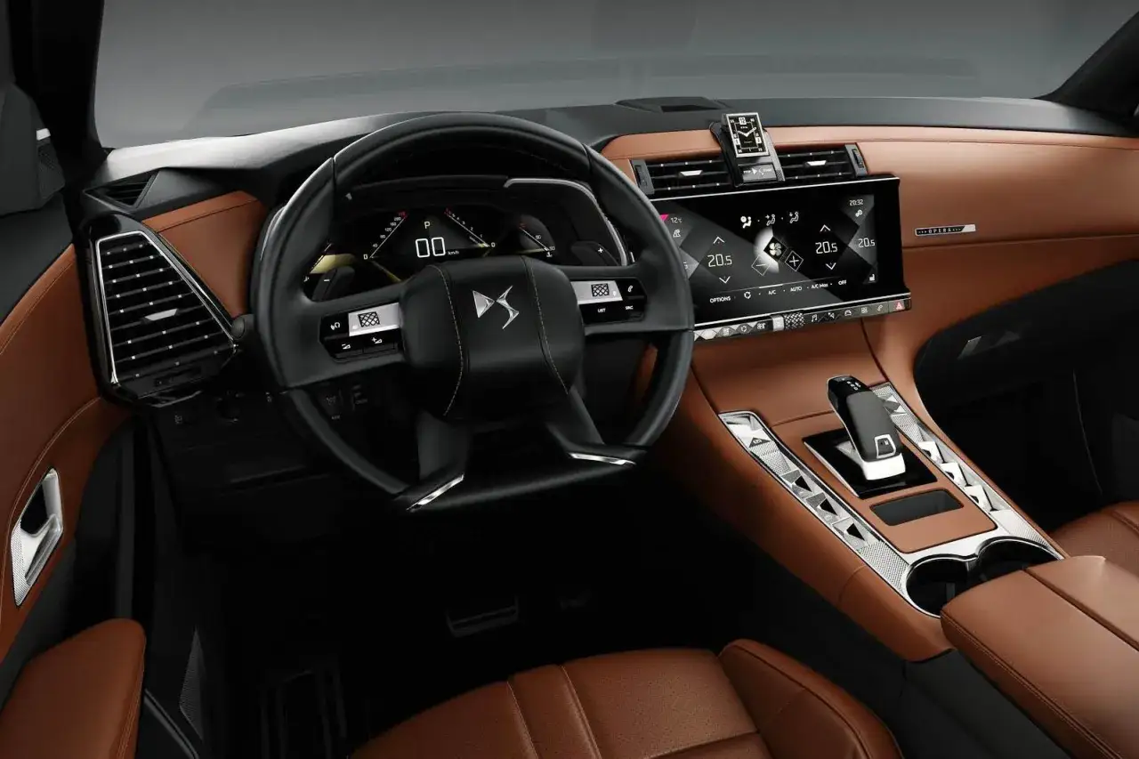 Wnętrze ds7 crossback: skórzana tapicerka, cyfrowe zegary, ekran multimediów i elegancka konsola środkowa.